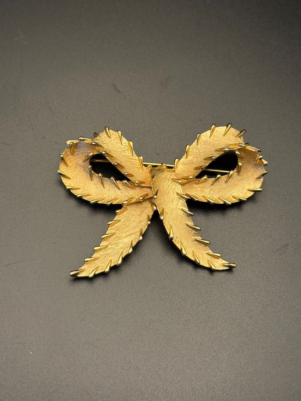 Vintage Crown Trifari gold-tone textured bow brooch